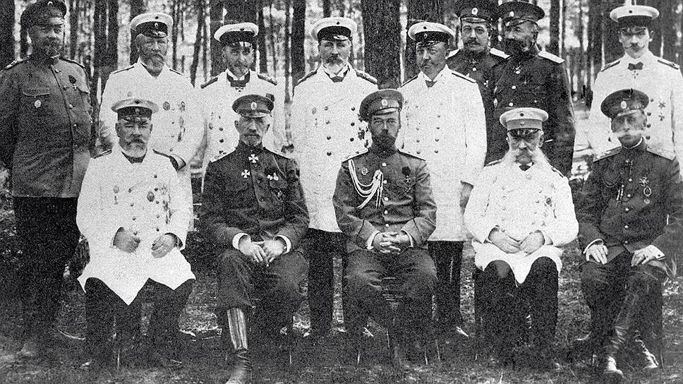 Император Николай II среди членов Совета министров России на станции Барановичи, 1915-й. Всего за год войны русская политика перестала быть семейным делом
