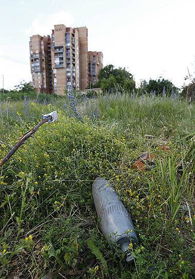 Этот артиллерийский снаряд, упавший рядом с жилым домом в Славянске, по счастью, не разорвался 