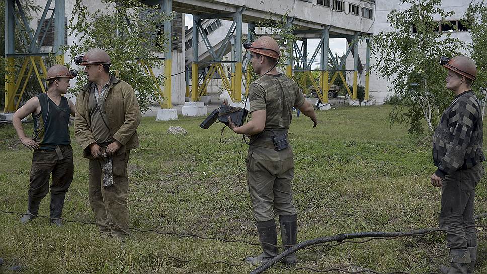 На Донбассе шахтеры опасаются обстрелов, но работать не прекращают