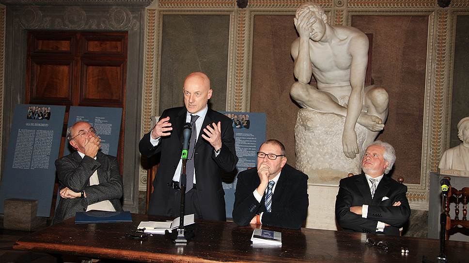 Великий магистр &quot;Великого Востока Италии&quot; Стефано Бизи (второй слева) настаивает на открытости и прозрачности. Но совсем без аллегорий масоны, конечно, не могут