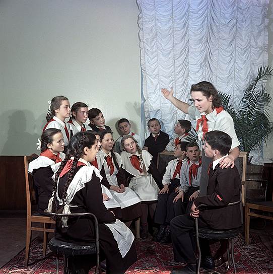 1951 год. Пионервожатая рассказывает детям о Ленине. Но, даже нагружая юные умы идеологией, школа тогда все-таки неплохо учила