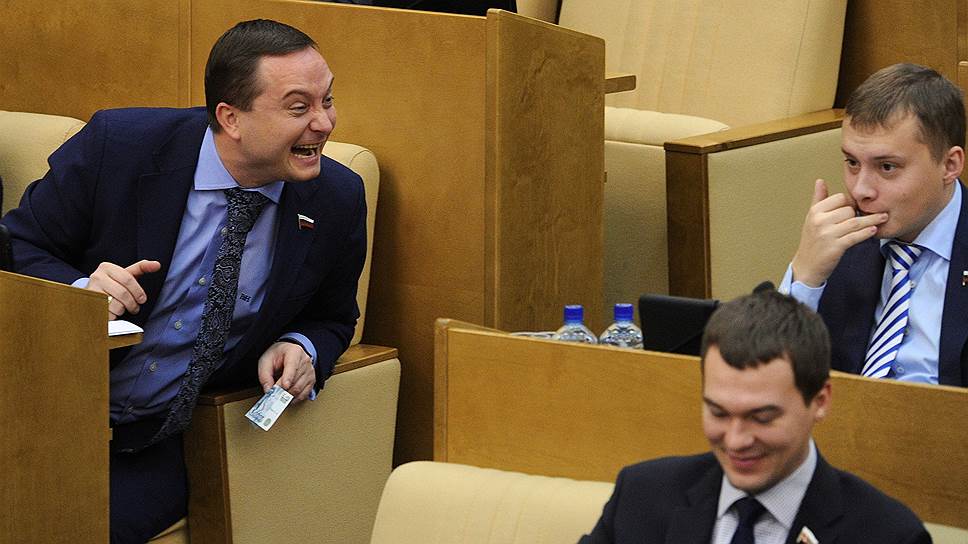 Нашим законодателям удалось невозможное: Госдума стала веселым местом. Так, с подачи депутата Романа Худякова (слева) всю прошлую неделю электорат изучал купюры, в поисках божественных гениталий