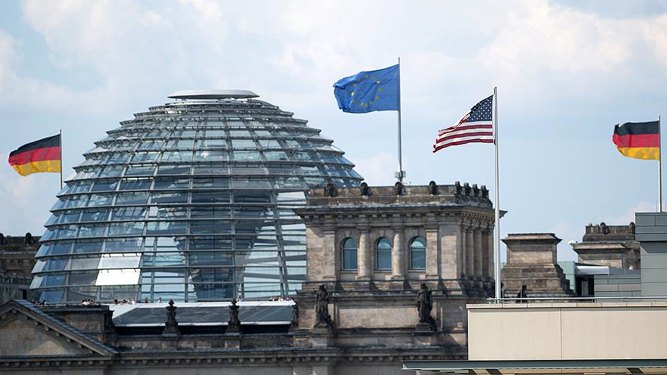Посольство США (над ним флаг) на фоне Рейхстага. Власти ФРГ выслали из страны официального представителя спецслужб США, но американское посольство со всеми разведмощностями так и осталось в самом центре правительственного квартала в Берлине