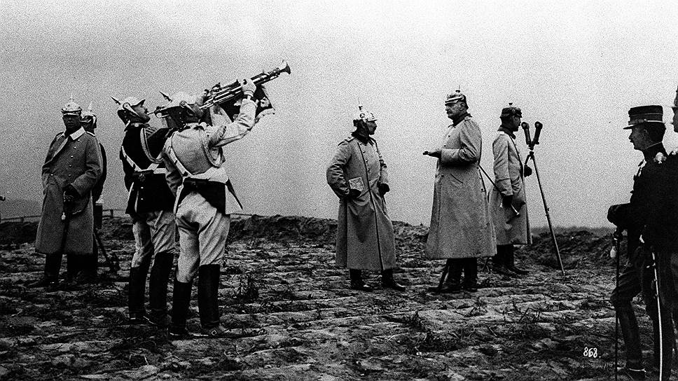 Кайзер Вильгельм II (на фото в центре слева) считал, что Германию победил еврейский заговор
