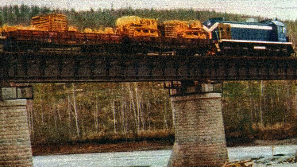 Поезд с грузами для строителей БАМа. Скоро уже в обратном направлении повезут уголь и руду, 1977 год
