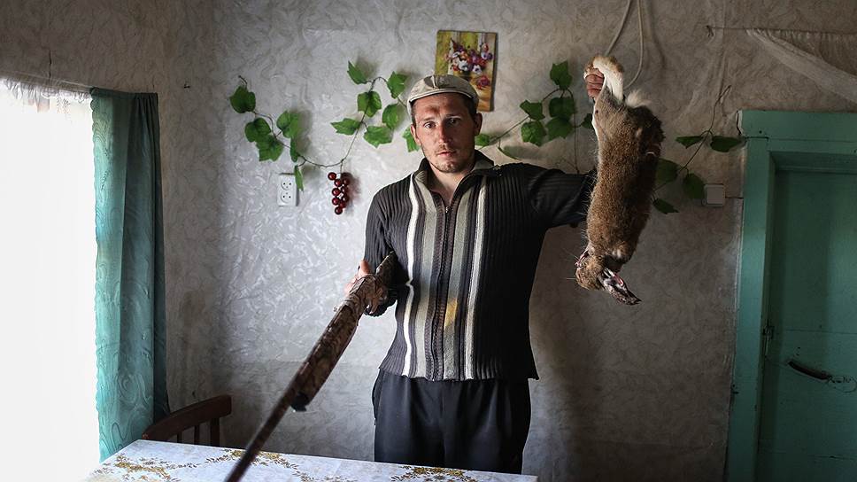 Охотник Тикалов из деревни Лайково уверяет, что как-то одним выстрелом двух медведей убил, в доказательство демонстрирует зайца 
