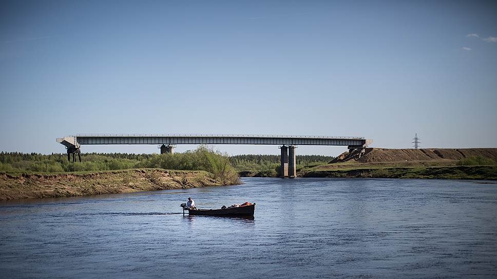 Возведение моста через Вычегду остановилось 20 лет назад: на той стороне реки почти никто уже не живет 
