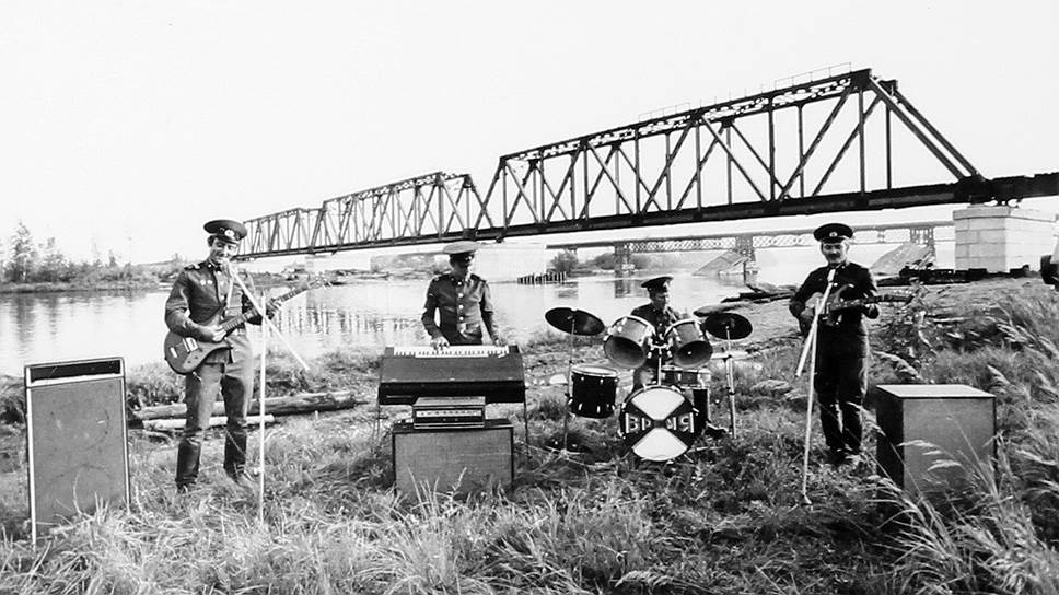 Мост на БАме — не только часть пути, но и фон жизни (выступление военного музыкального ансамбля), 1980 год 
