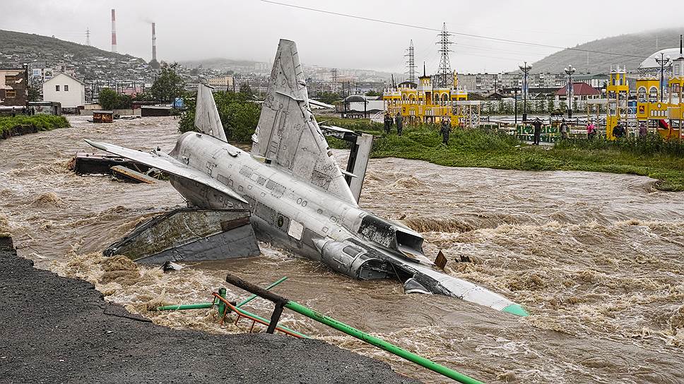 Вода смыла подпоры, на которых держались два самолета СУ-24 из местного Музея военной техники, а вместе с ними и сами экспонаты