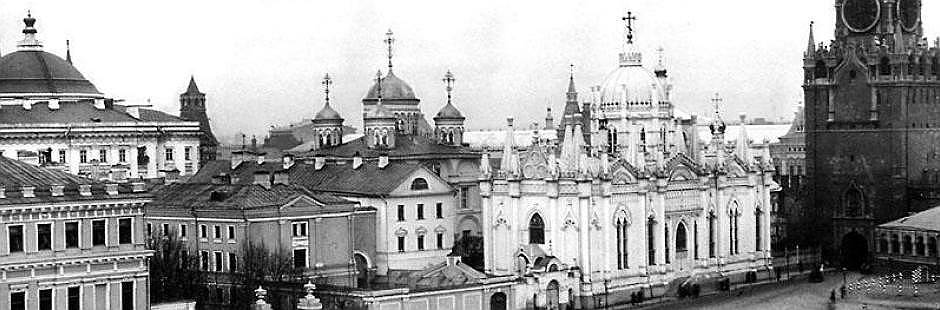 Вознесенский монастырь. На переднем плане церковь Святой Екатерины, в глубине — древний Вознесенский собор 
