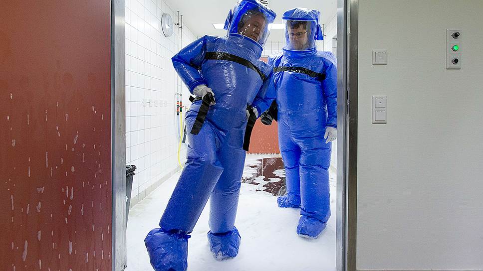 Лечение лихорадки Эбола требует высокотехнологичной защиты для самих врачей (на фото — эксперты в герметичных костюмах в одном из специализированных центров Германии)