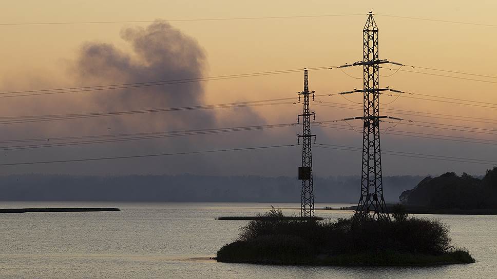 Из-за Иваньковского водохранилища поднимается настоящая дымовая завеса 

