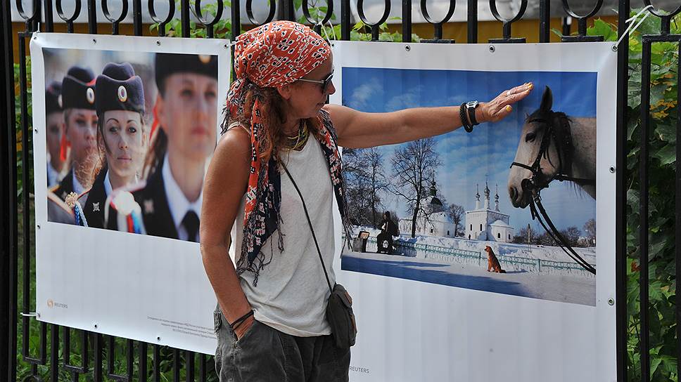 Агентство Reuters развесило свои работы прямо на заборе. За время фестиваля были украдены портрет Владимира Путина и фото тигрят