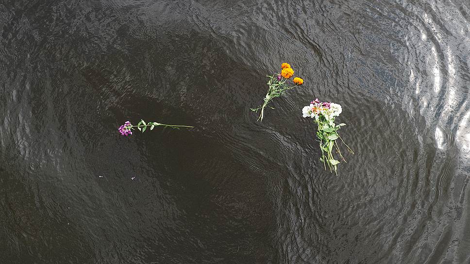 Цветы на воде — дань памяти утонувшей малой Родине 
