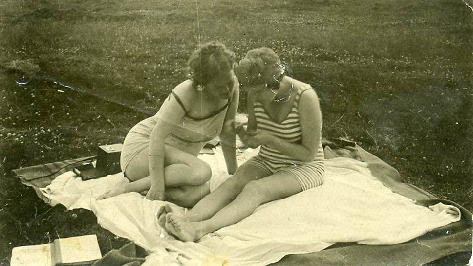 Искупаться летом в Волге было делом принципа. Моложские купальщицы, начало 1920-х  
