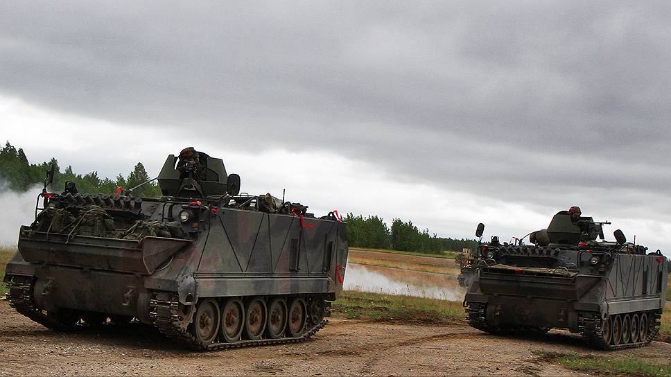 Странам Балтии и Польше, настойчиво требующим от НАТО разместить на своей территории базы и контингенты, альянс так же настойчиво предлагал систему военных учений