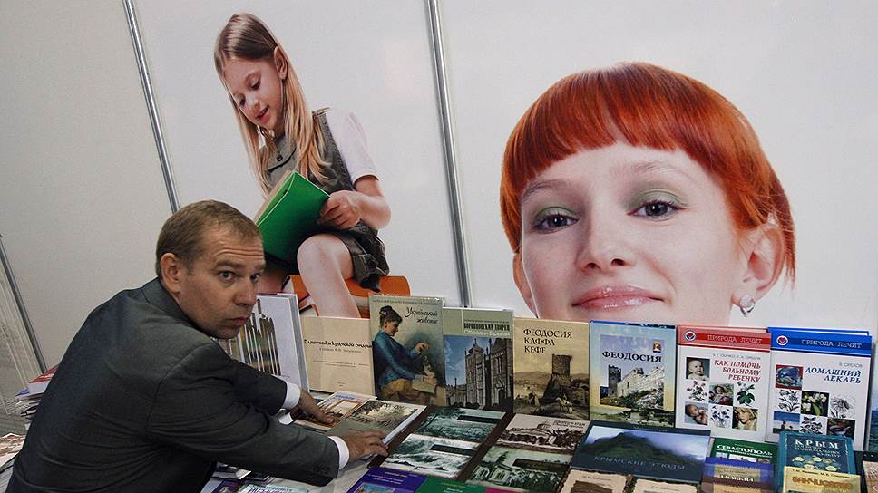 Стенды художественной литературы у посетителей Московской книжной ярмарки всегда вызывают растерянность