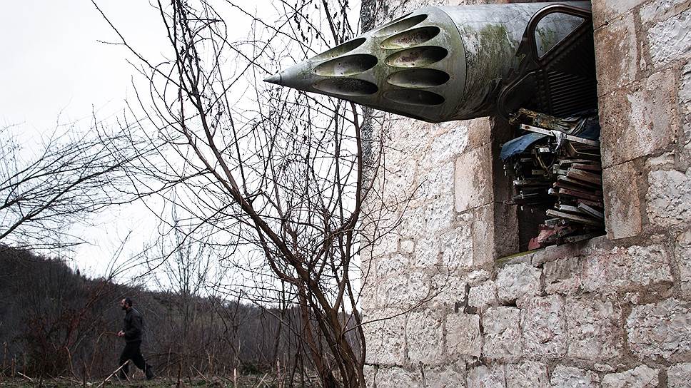 Эхо прошедшей войны: из заброшенного храма в селе Анухва выглядывает установка для пуска неуправляемых реактивных снарядов