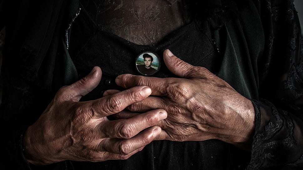 Мать со значком в память о погибшем сыне — увы, на Кавказе такое встречается часто