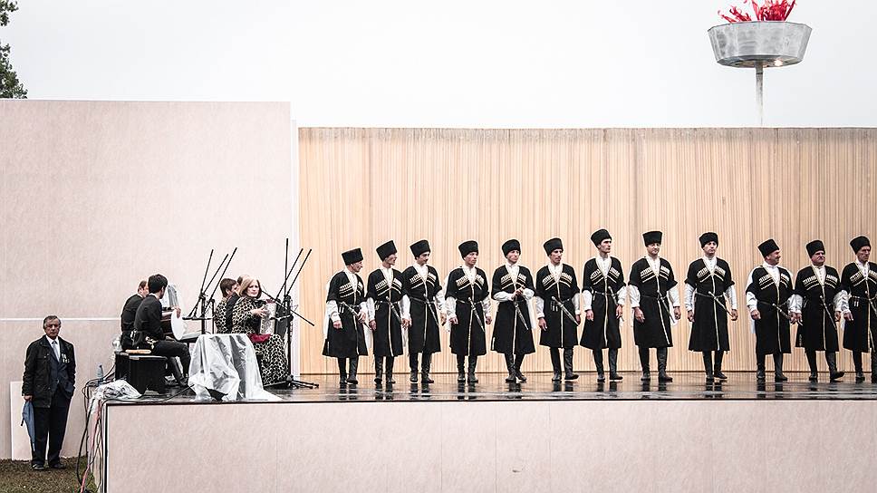 Национальный хор Абхазии на Республиканском стадионе в Сухуме 