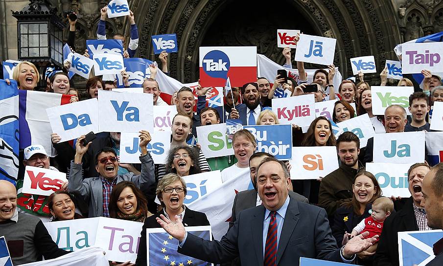 Первый министр Шотландии Алекс Салмонд и его сторонники готовы сказать &quot;да&quot; независимости на всех известных Европе языках — лишь бы услышали