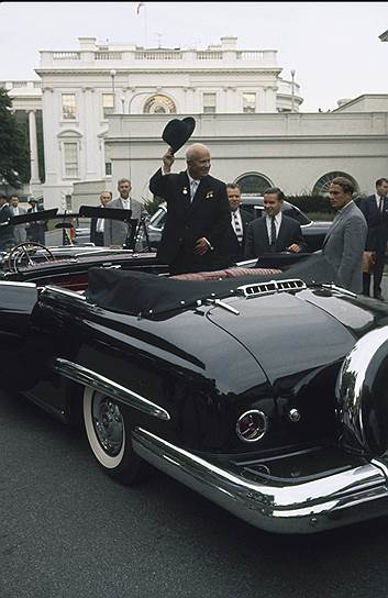 В открытом лимузине посреди Вашингтона. Искренность оказалась главным оружием первого советского лидера, посетившего США 
