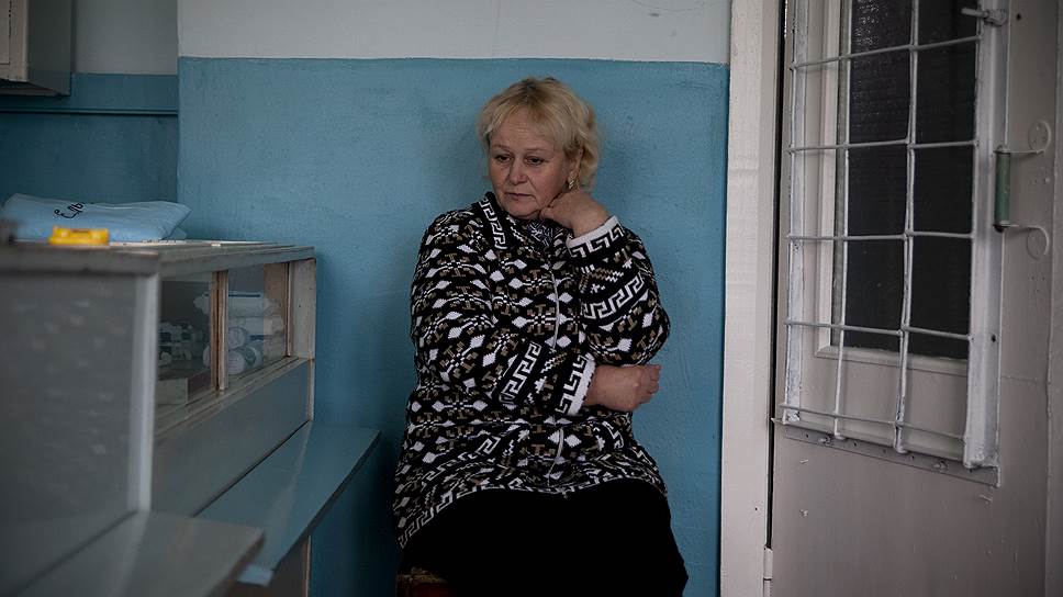 Людмила Васильева дорабатывает в фельдшерском пункте Ельничной последние деньки. Вместо нее тут будет молодая медсестра Аня 
