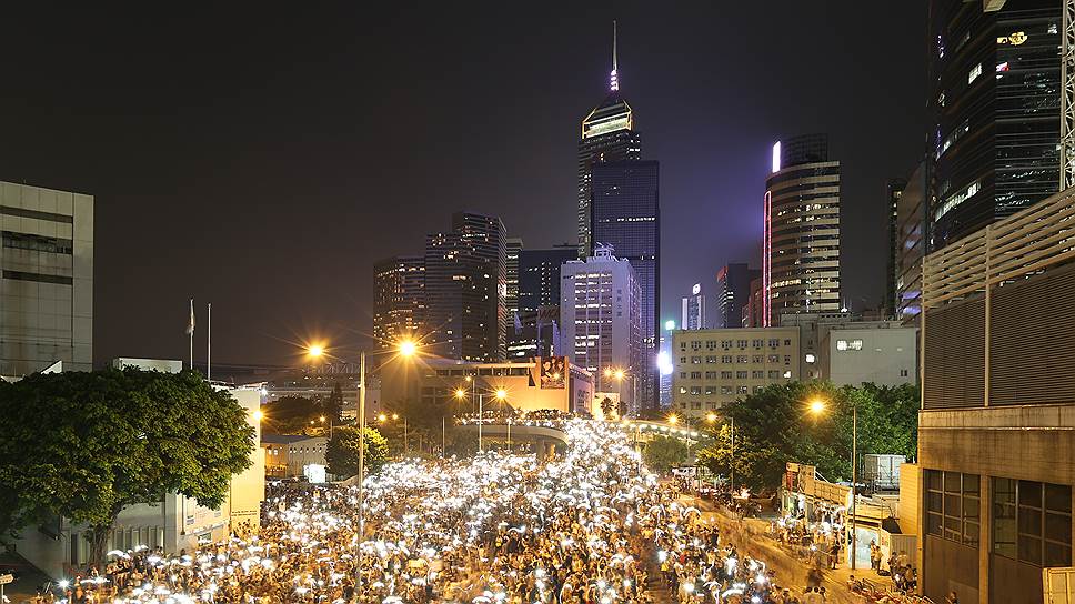 Светом тысяч смартфонов протестующие напоминают о себе и посреди ночи 
