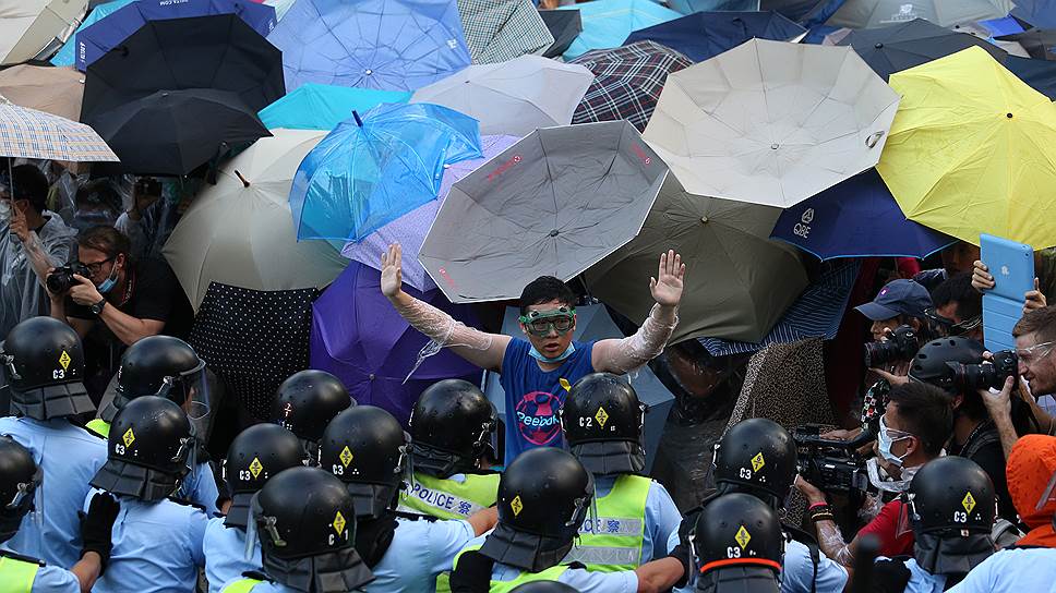 Концентрация зонтов в центре Гонконга выше, чем в самый жестокий ливень 