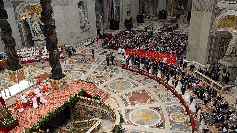 В преддверии экстренного Синода по семье папа римский лично обвенчал в соборе Святого Петра 20 пар