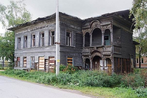 Дом Свешникова государство взяло под охрану в 1991-м, но за четверть века госпопечения он здорово обветшал 
