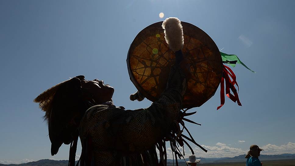 Потомственный тувинский шаман Николай Мунзукович Ооржак медитировал в горах трое суток, чтобы фестиваль &quot;Зов 13 шаманов&quot; на его родине прошел хорошо 