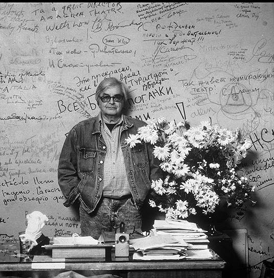 Юрий Любимов в своем кабинете после возвращения из эмиграции (1989 год)