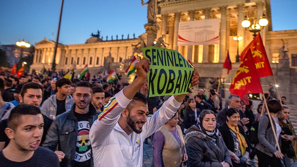 А так курдов, сражающихся с боевиками &quot;Исламского государства&quot;, поддерживают их соотечественники в Австрии: примерно 2000 человек пришли на акцию протеста в Вене (на заднем плане на фото — здание парламента страны) 

