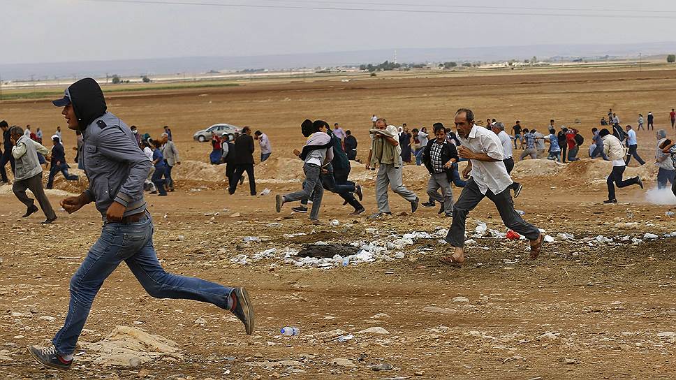 А так выглядит разгон демонстрации в поддержку сирийских курдов там же, на границе — подобные демонстрации прошли по всей стране. Курды считают, что Турция бездействует и не борется с &quot;Исламским государством&quot; 
