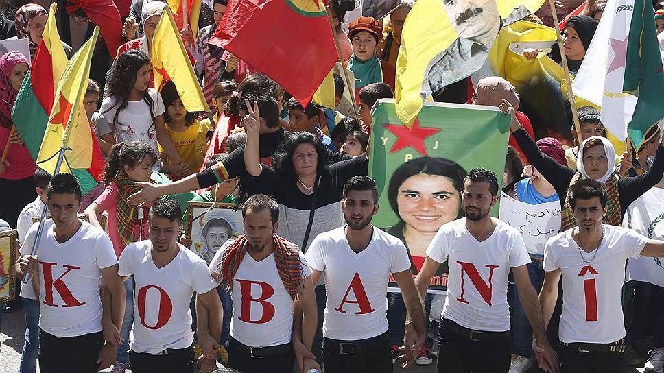 Демонстрации курдов идут повсюду — вот эта прошла в Бейруте. Комментариев не требуется: название города Кобани, составленное буквами на майках этих людей, известно сегодня всему миру
