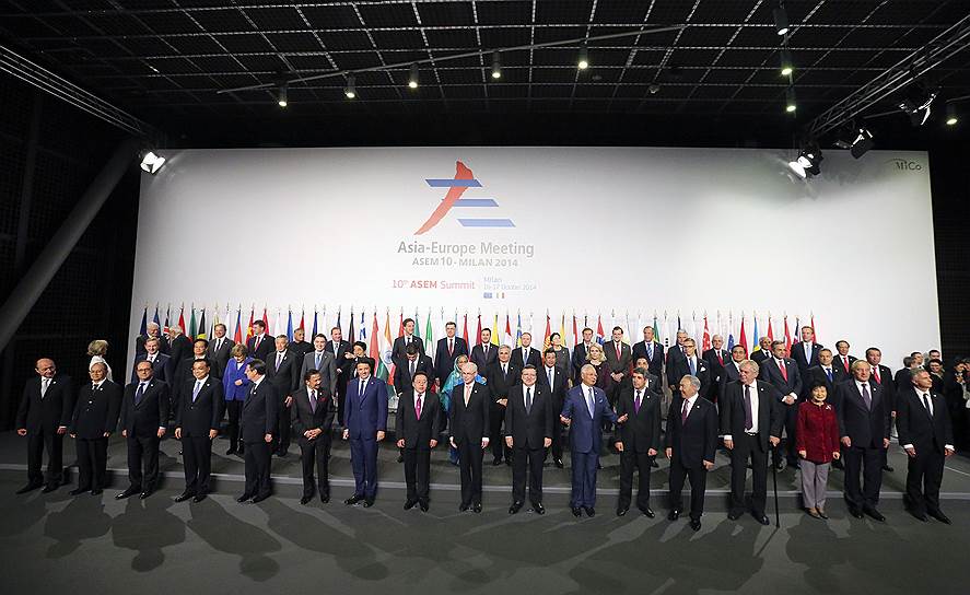 Российского президента нет на коллективном фото, с которого начался саммит в Милане. Но государственное телевидение Италии подробно объяснило аудитории, почему для Путина было так важно задержаться в Сербии