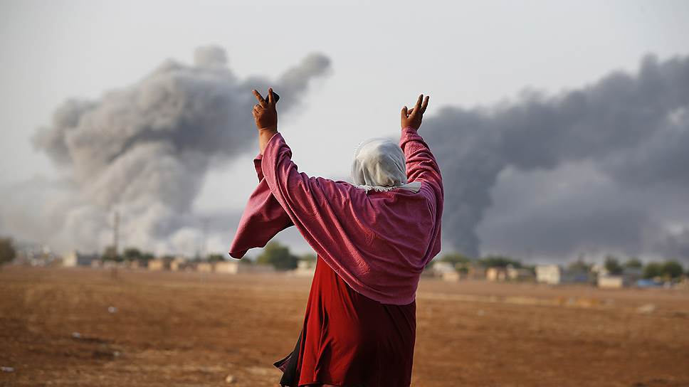 Жест радости: для 56-летней курдянки Киймет Эргун авиаудар, нанесенный силами международной коалиции по позициям боевиков &quot;Исламского государства&quot;, сейчас лучший подарок 
