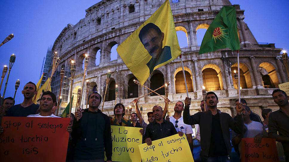 Курдские демонстрации прошли и в Риме, рядом со знаменитым Колизеем: протестующие требовали, чтобы Турция не поддерживала &quot;Исламское государство&quot; (на флагах — лидер Рабочей партии Курдистана Абдулла Оджалан, арестованный в Кении в 1999 году) 
