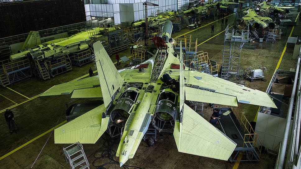 Многоцелевой истребитель Су-35С на стадии сборки и во всей красе во время боевого маневра