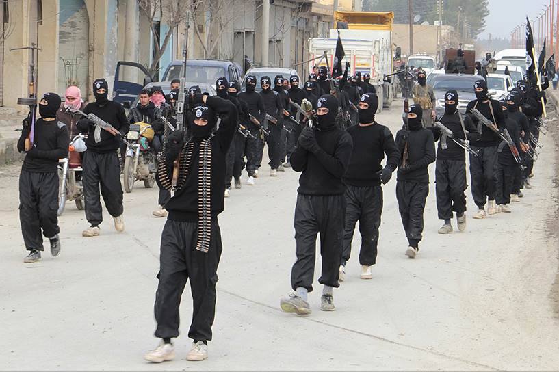 Террористы &quot;Аль-Каиды&quot; и &quot;Исламского государства&quot; с оружием в руках маршируют по улицам сирийского города Тель-Абьяда 
