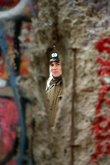 10 ноября 1989-го. Стена пала вчера. Но пограничник ГДР еще на посту