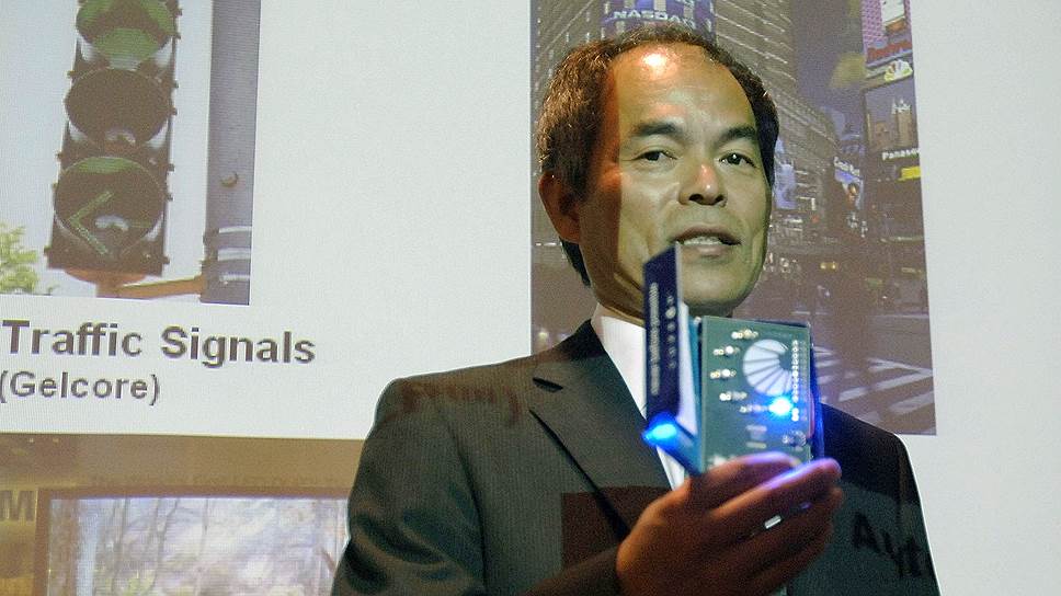 Сюдзи Накамура позирует с синим светодиодом своего изобретения. Его открытие, кстати, не сразу признали на родине: японская компания Nichia Chemical Industries сначала отказалась даже платить сотруднику Накамуре за изобретение, и ему пришлось обращаться в суд