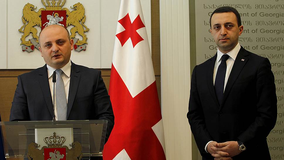 Премьер-министр Грузии Ираклий Гарибашвили (справа) назначил нового министра обороны страны Миндию Джанелидзе (слева), &quot;чтобы не допустить приватизации министерства обороны&quot;