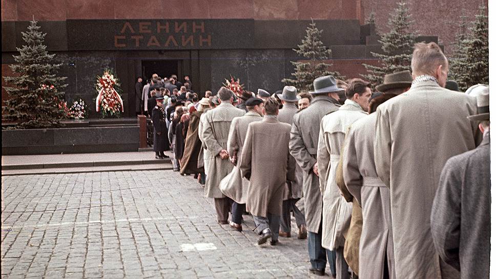 Очередь в Мавзолей на Красной площади. 1960 год 

