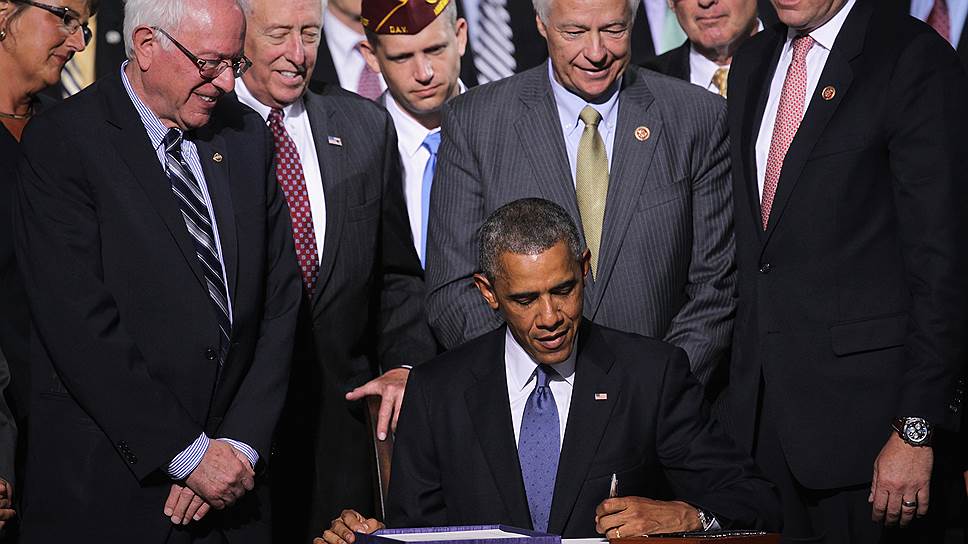 Это августовское фото, где президент Обама в окружении счастливых однопартийцев, словно из прошлой жизни. Во время избирательной кампании его старательно избегали даже близкие соратники