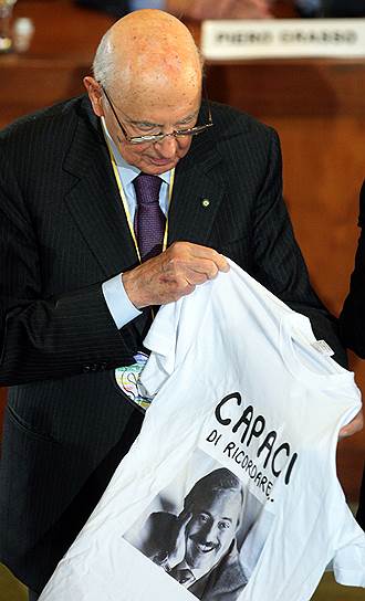 Президент Джорджо Наполитано держит футболку с изображением судьи Джованни Фальконе, ставшего жертвой мафии