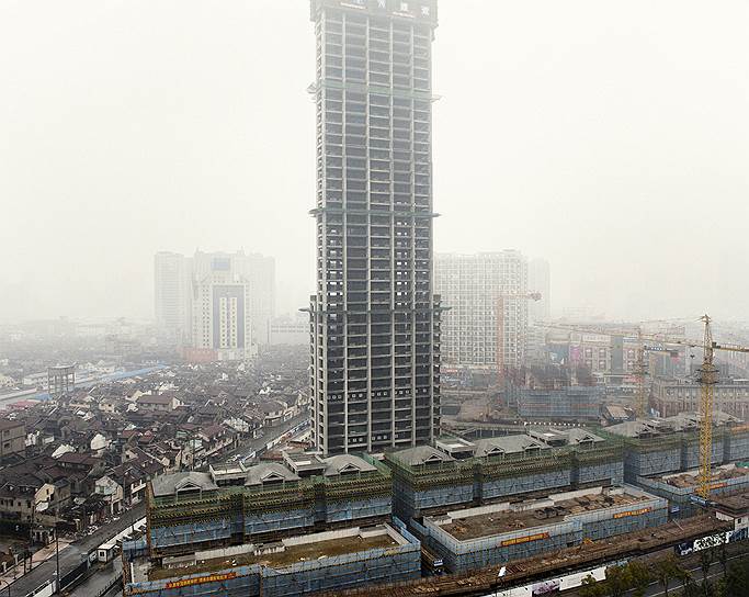 Этот шанхайский небоскреб бросили на стадии бетонного каркаса 
