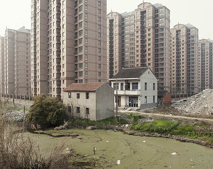 В пригородах Шанхая обжитые традиционные домики уступают место пустующим многоэтажкам 
