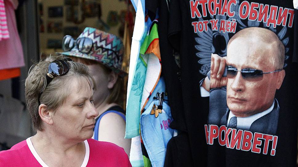И абсолютный хит продаж — футболки с изображением президента РФ